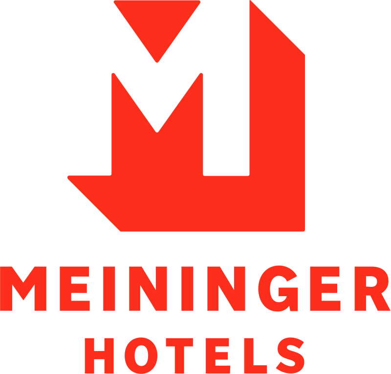 Logo de Meininger Hotels, partenaire de Taxi Télé pour des solutions de transport adaptées aux voyageurs.