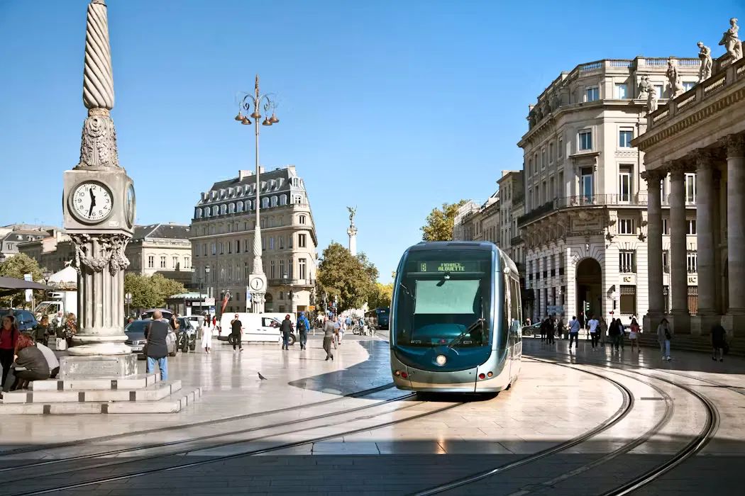 Place de la Comédie à Bordeaux avec le tramway et le Grand Théâtre, un point central où Taxi Télé propose des services de transport.