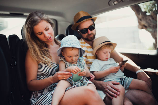 Famille en vacances voyageant confortablement avec Taxi Télé Bordeaux.