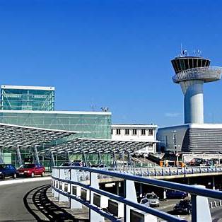 Vue aérienne de l'Aéroport de Bordeaux-Mérignac montrant les terminaux et les pistes.